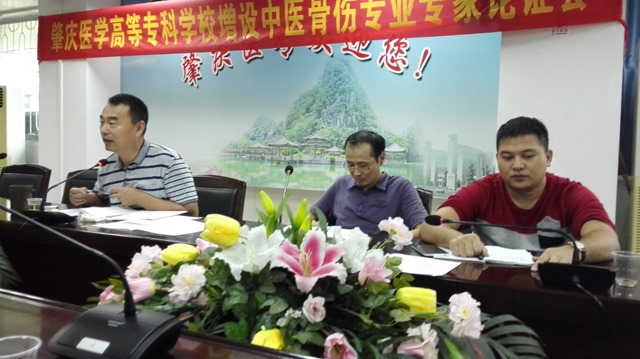 李庆奇副校长耐心解答巡实习点出现的问题 李庆奇副校长耐心解答巡实习点出现的问题